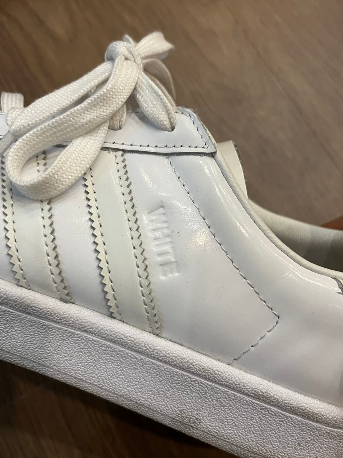 아디다스 화이트 마운티니어링 스탠스미스 페이턴트 레더 상품이미지3