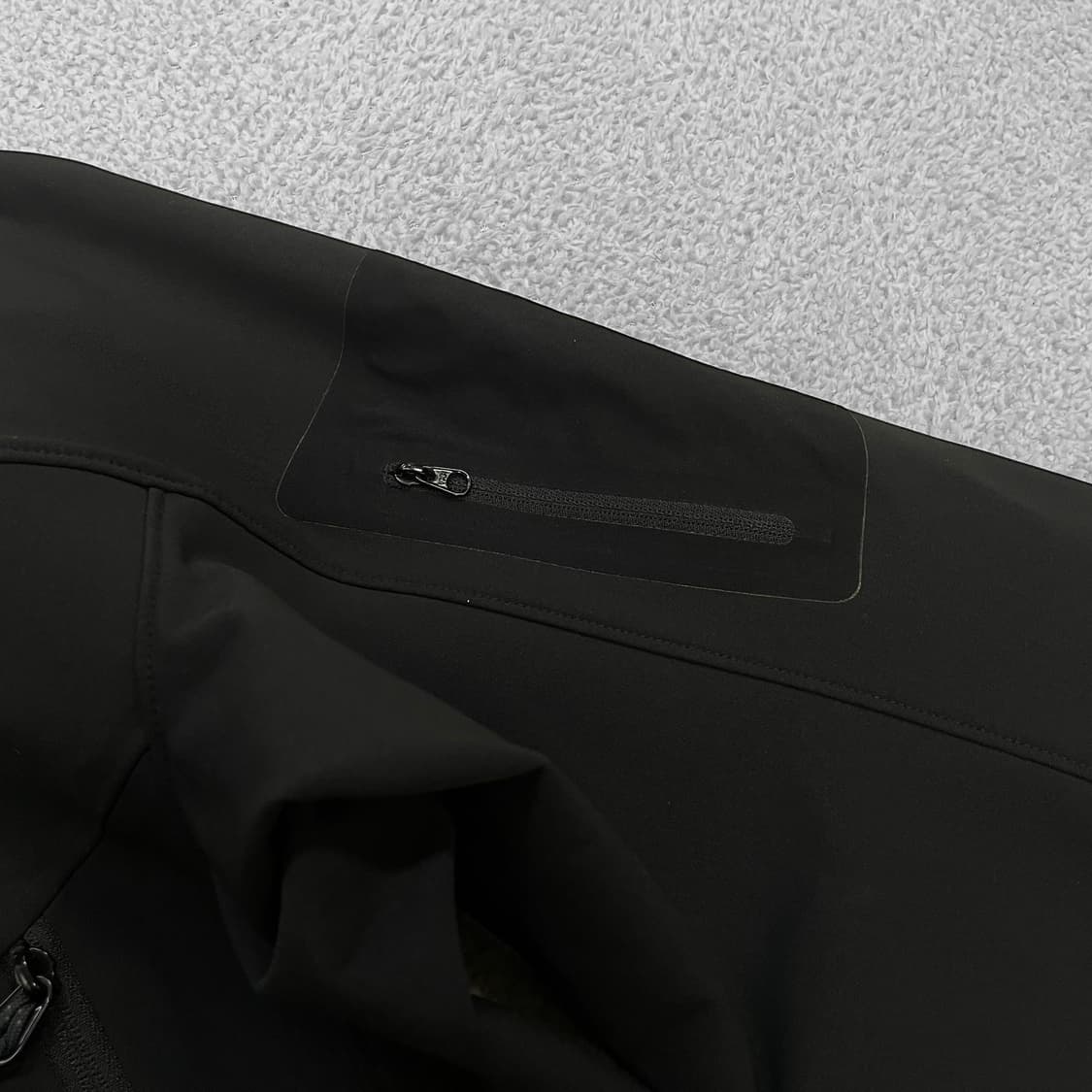 아크테릭스 감마 AR 소프트쉘 자켓 블랙 상품이미지3