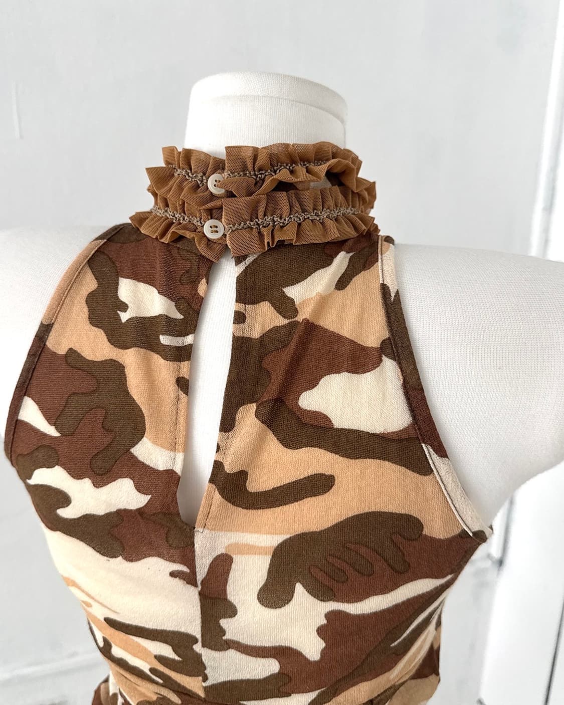 Halter Ruffle Detail Camo Mesh Sleeveles 상품이미지10