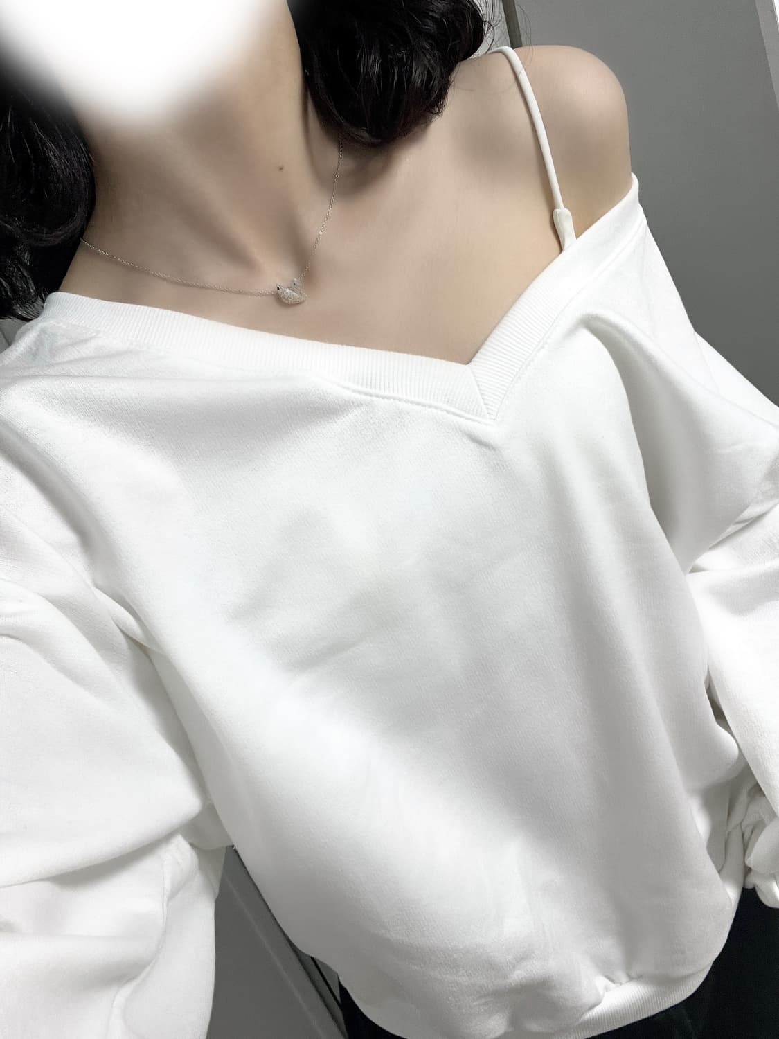 뉴뉴 오프숄더 맨투맨 화이트 상품이미지1