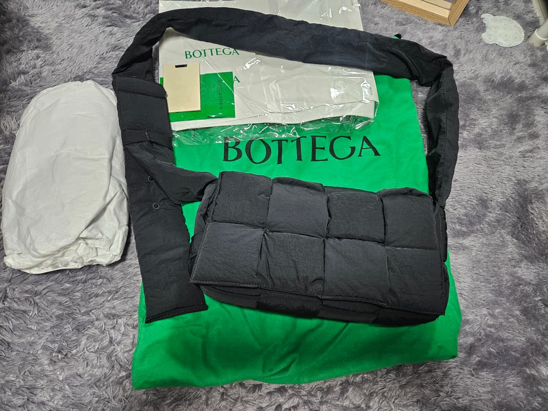 보테가 베네타 패딩 카세트백 블랙 상품이미지1