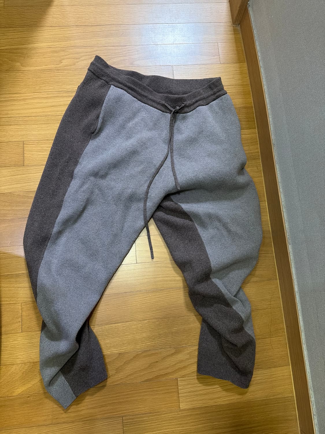 띠어리 바지 l사이즈 팝니다 상품이미지1