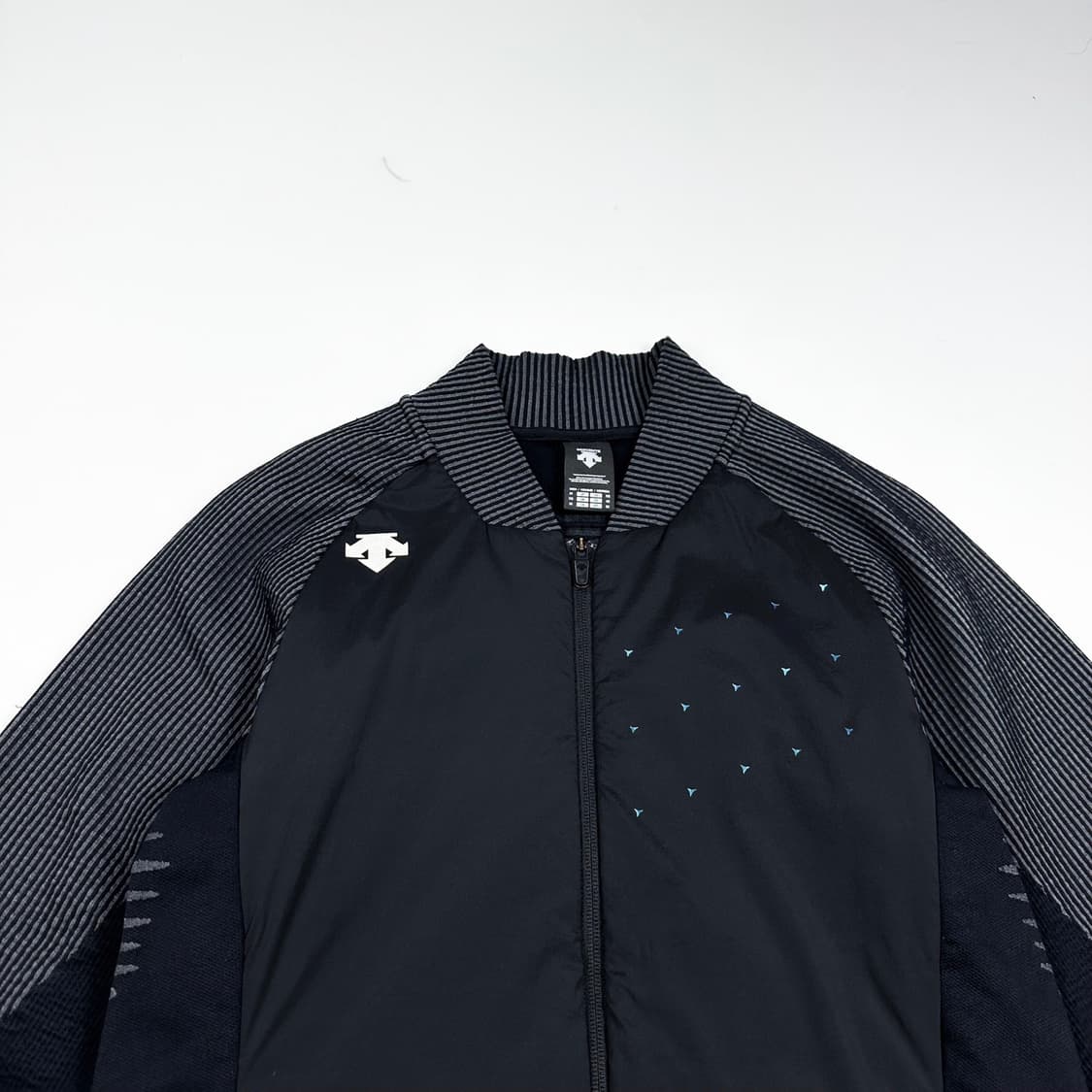 데상트 런닝 트레이닝 블랙 집업 자켓 (M) 상품이미지1