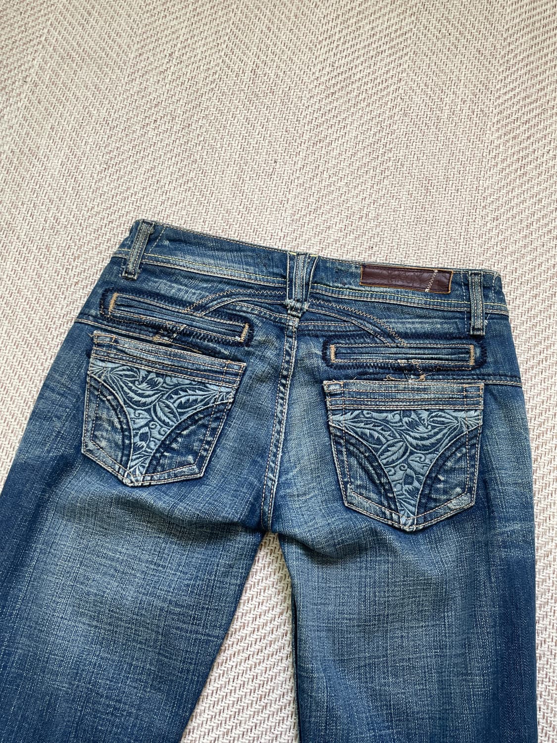 Yanuk 야누크 포켓 자수 디테일 부츠컷 데님 팬츠 상품이미지3