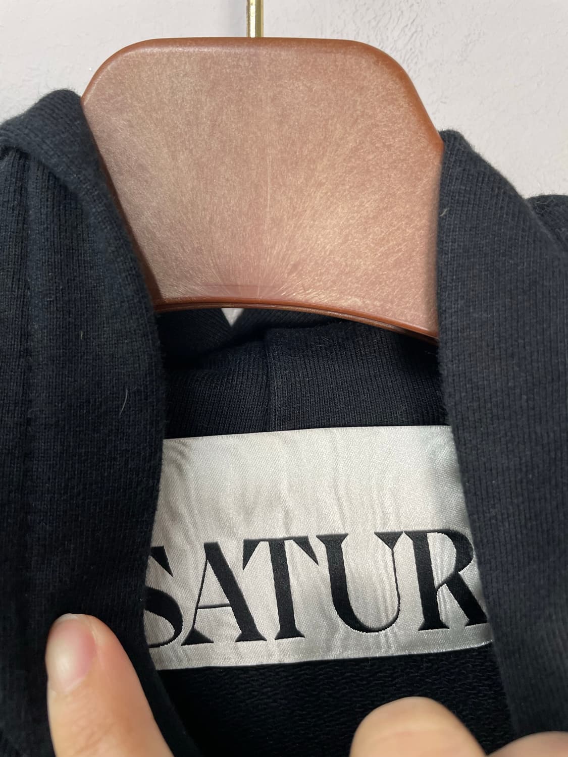 세터 리벳 아플리케 포켓 로고 블랙 후드티 H1931 상품이미지5