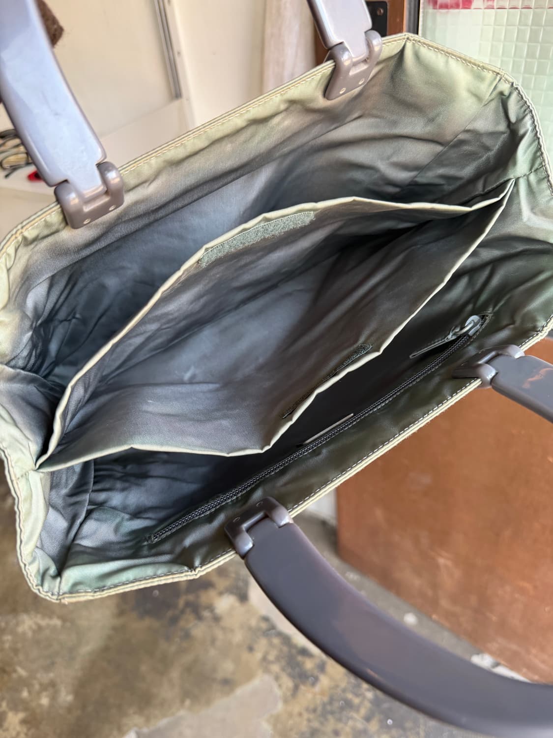 early 00s 프라다 포코노 플라스틱 핸들 백 상품이미지8