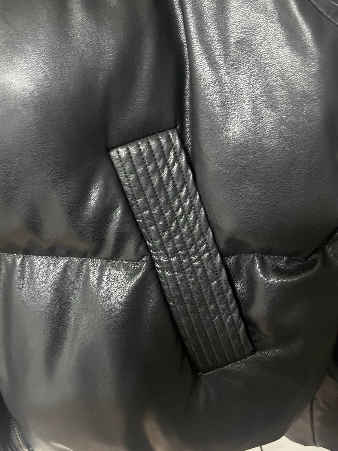 오디너리 홀리데이 레더 패딩 크롭 점퍼 [BLACK] 상품이미지7