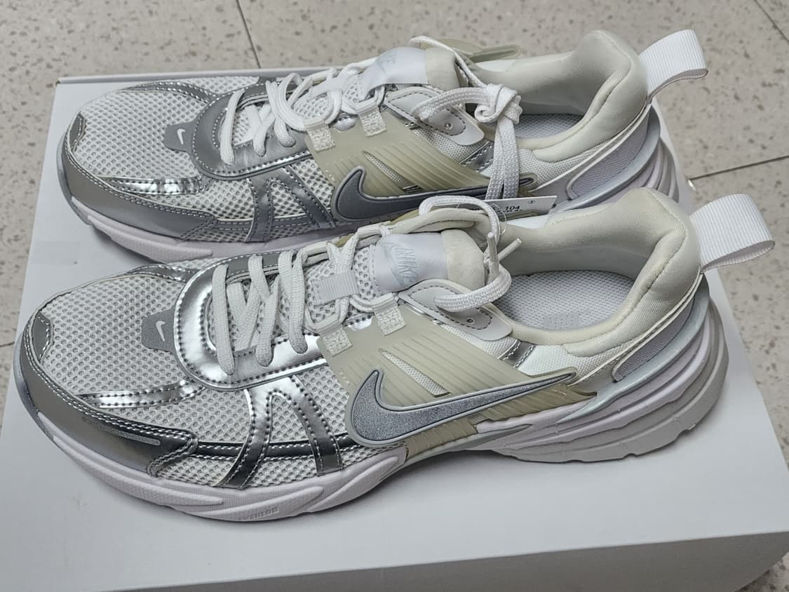 나이키 V2K 런 메탈릭 실버 화이트 남자285사이즈 상품이미지1