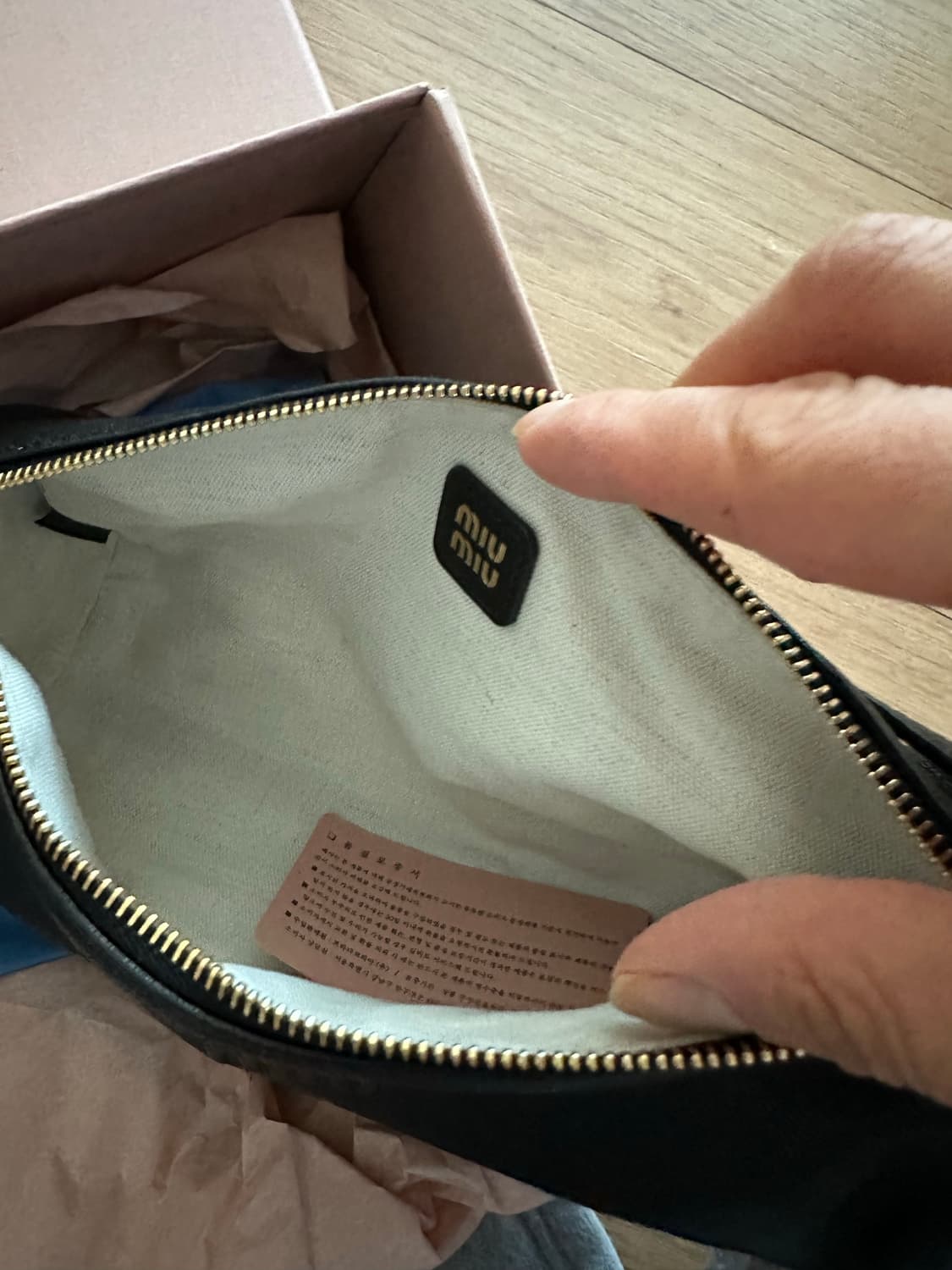 미우미우 나파 가죽 파우치 상품이미지8