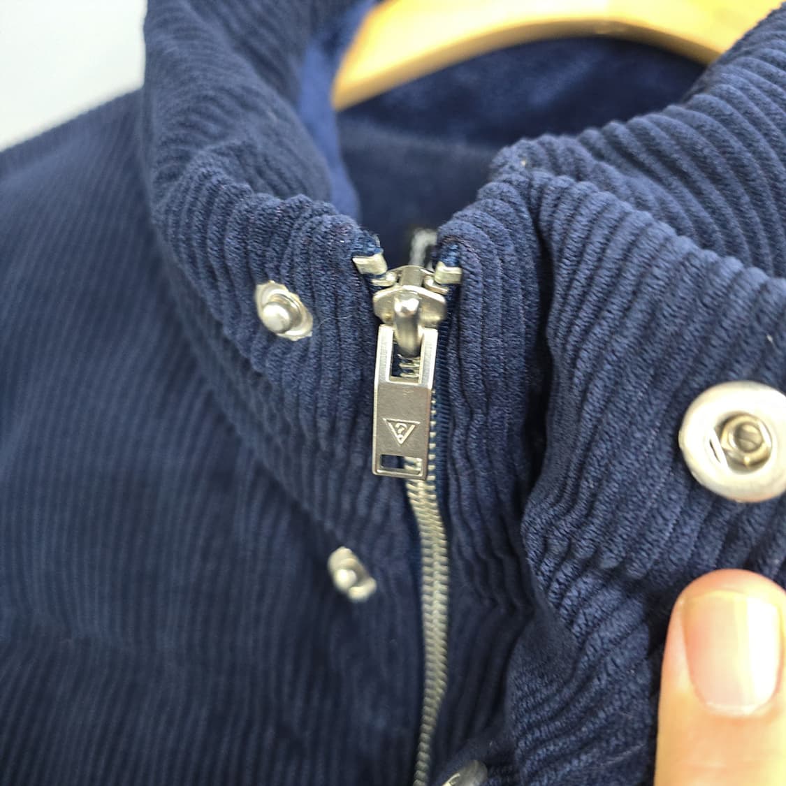 게스(GUESS) 코듀로이 덕다운 패딩 베스트 네이비 L 상품이미지5