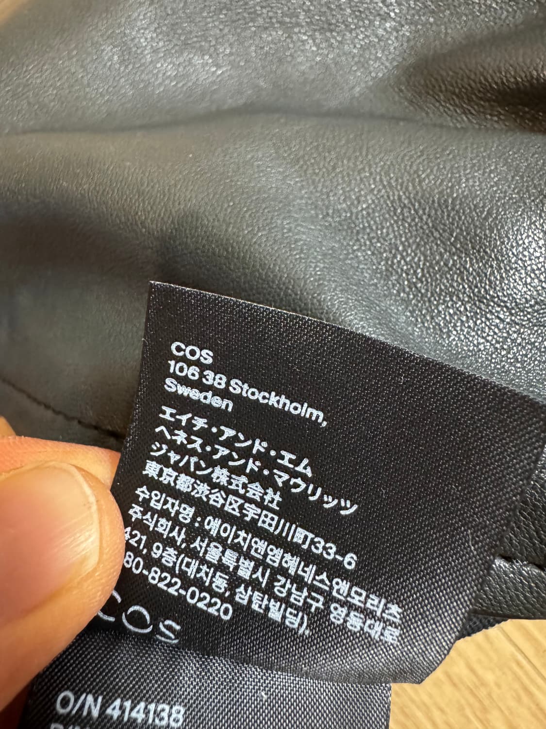 코스 개더드 레더 숄더백 블랙 상품이미지7