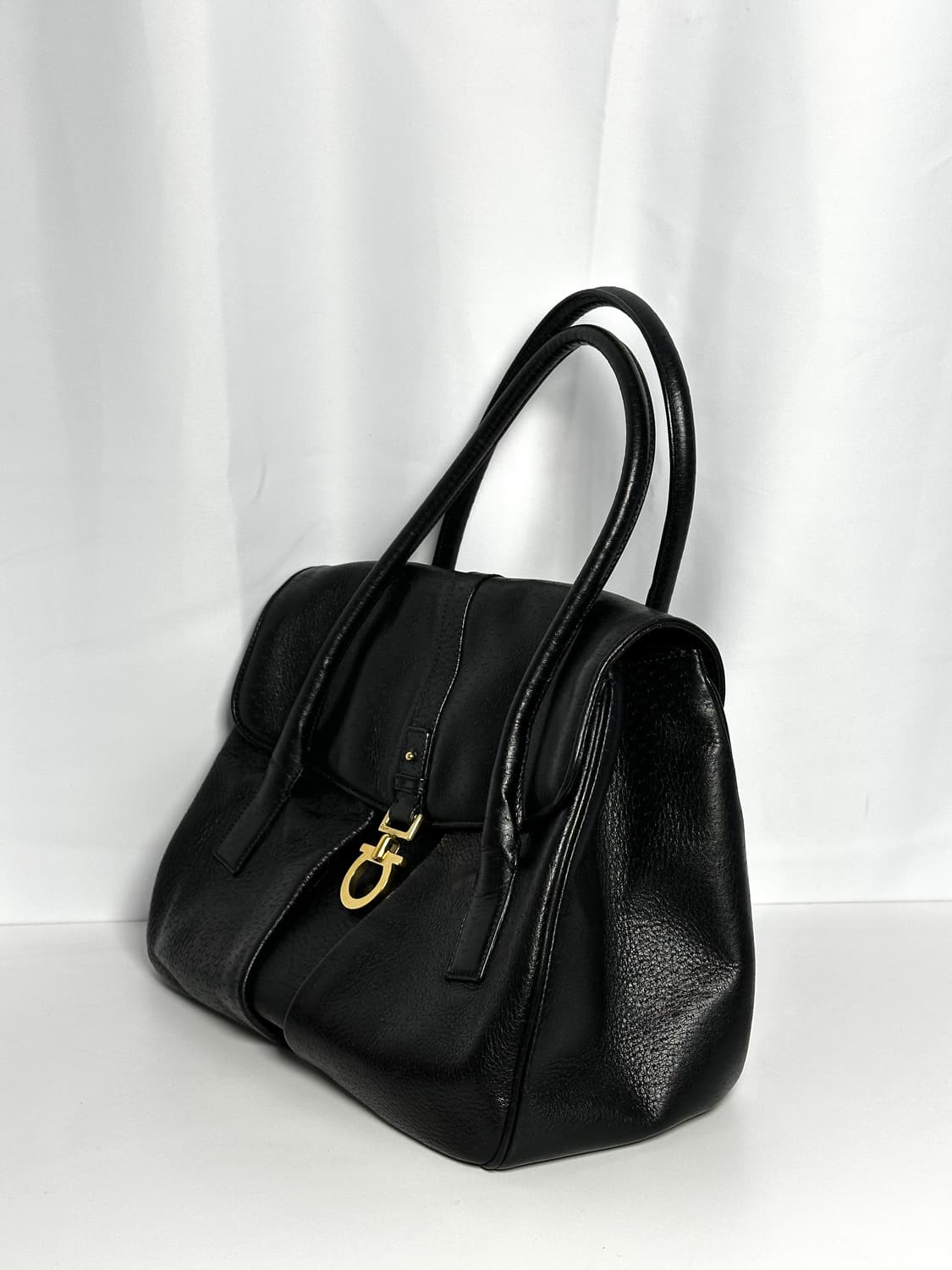 페라가모 간치니 레더 토트백 블랙 상품이미지3