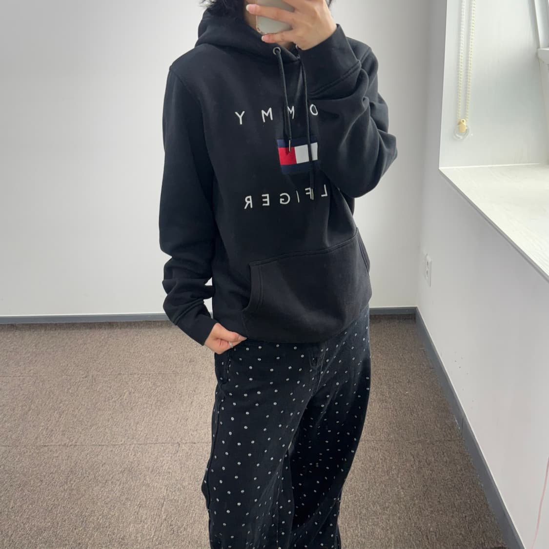Tommy Hilfiger 타미힐피거 스펠아웃 로고 블랙 후드티   상품이미지2