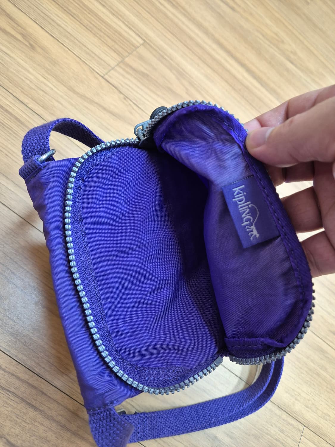 키플링 보라색 크로스백 판매합니다. 가벼운 재질이라 평소에 들고 다니기  상품이미지4