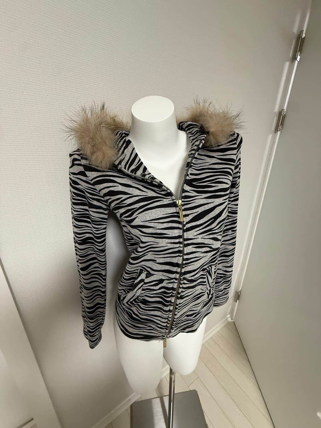 세실맥비 투웨이 지브라 퍼후드집업 상품이미지1