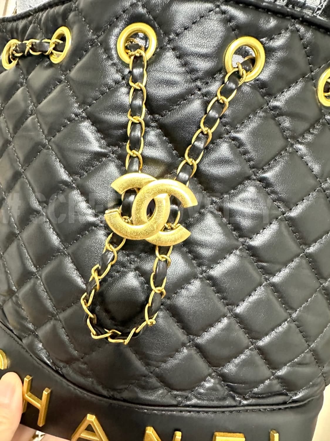 샤넬 블랙 가죽 퀄팅 버킷백 상품이미지8