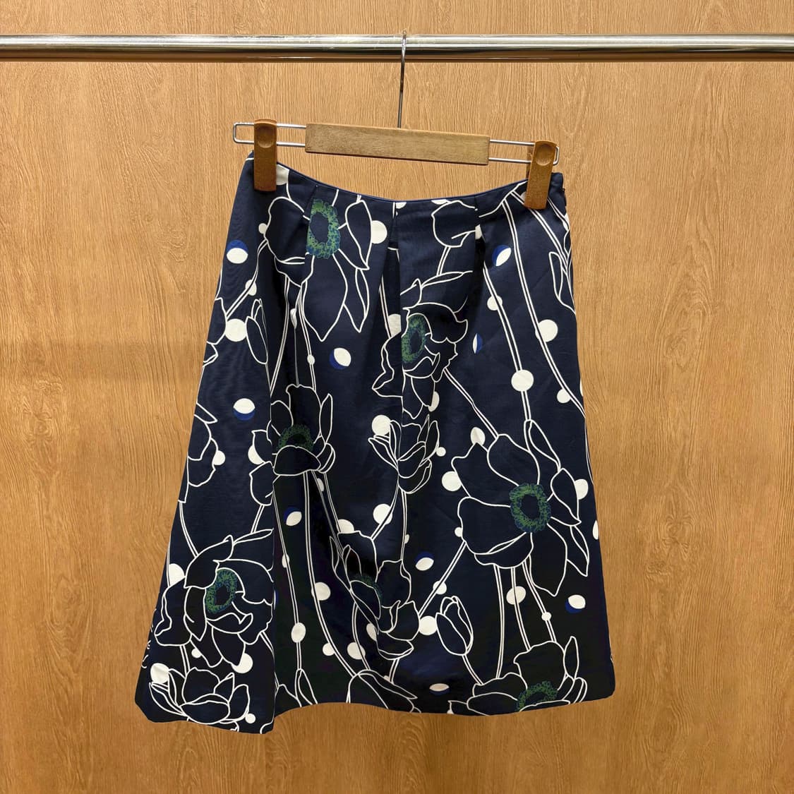 맥퀸토시 필로소피 미디 스커트 플로럴 패턴 디테일 플레어핏 다크 네이비 상품이미지2