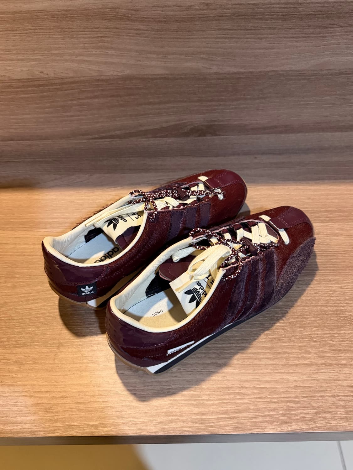 아디다스 송 포 더 뮤트 컨트리 OG 버건디 상품이미지1