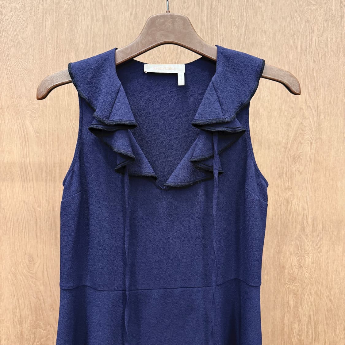 씨 바이 끌로에 러플 브이넥 슬리브리스 미디 원피스 네이비 상품이미지4