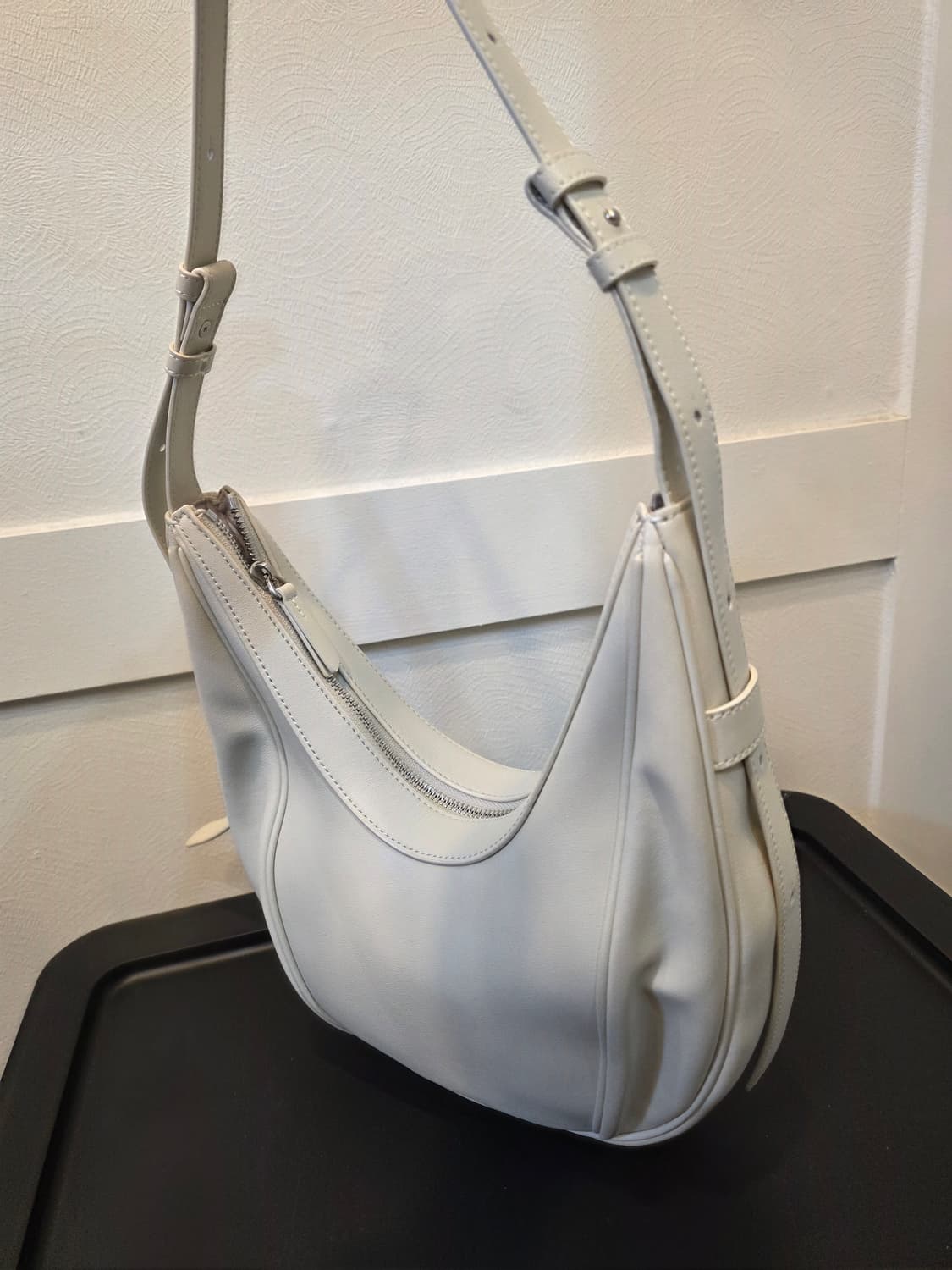 폴뉴아 오벌백 플레인레더 호보백 상품이미지4