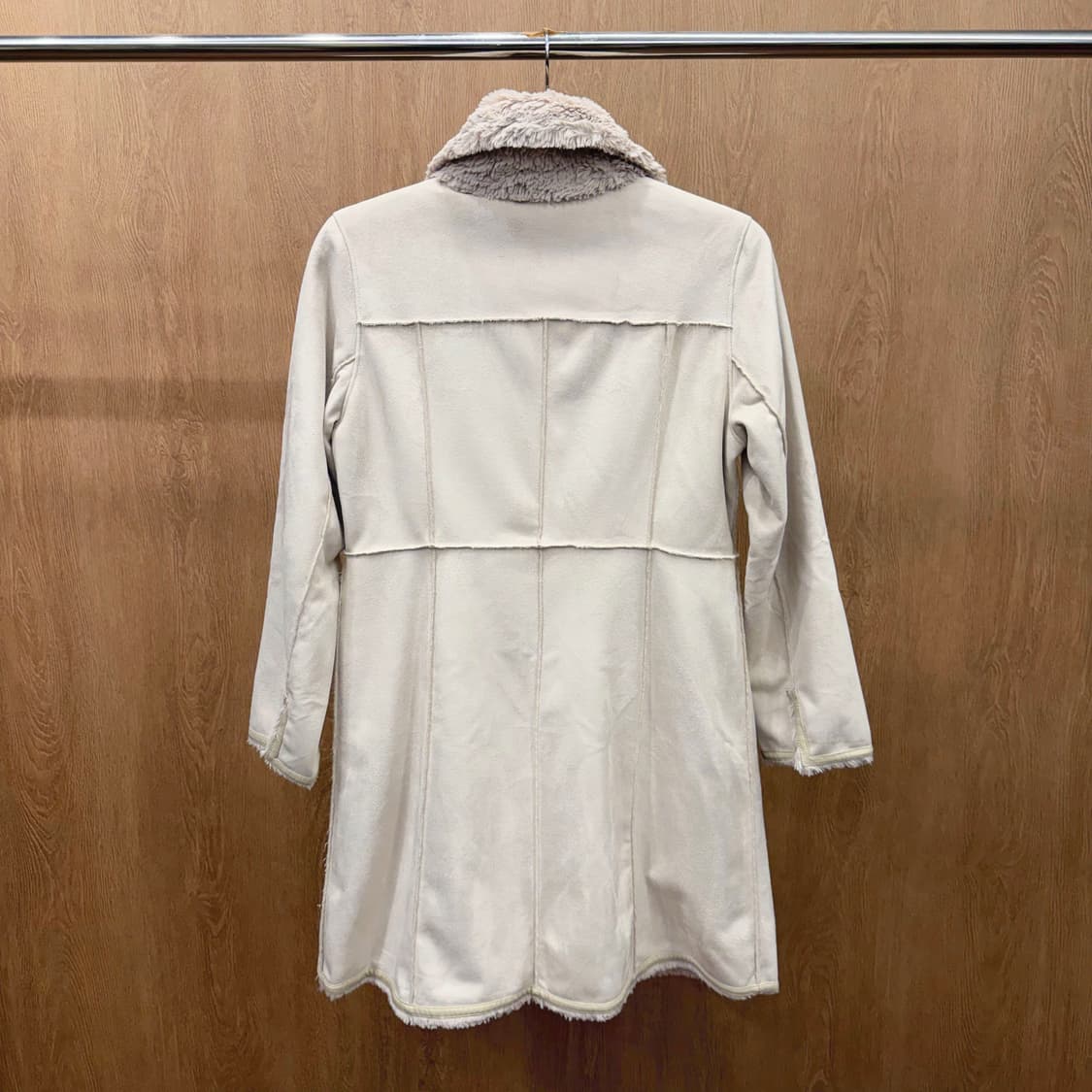 꾸레쥬 롱 무스탕 코트 퍼 트리밍 스냅 버튼업 디테일 레귤러핏 아이보리 상품이미지3