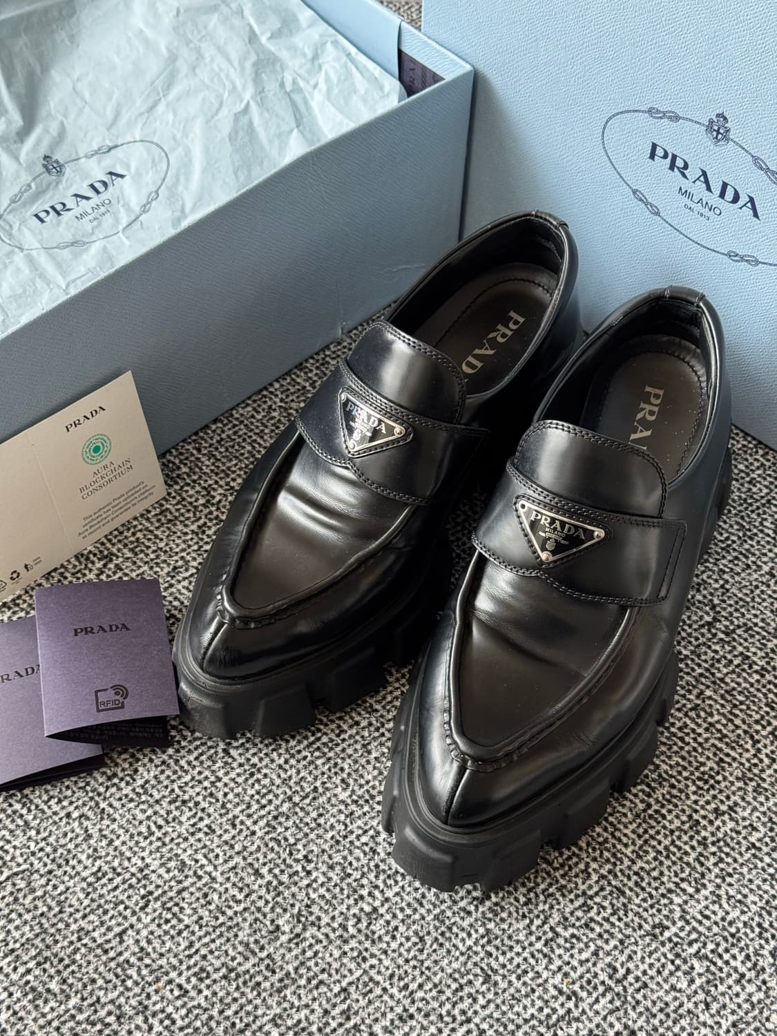 프라다 브러시드 로퍼 상품이미지1