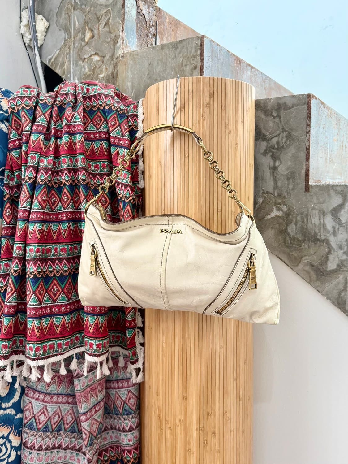 프라다 아이보리 비텔로 레더 이스트웨스트 체인백 상품이미지1