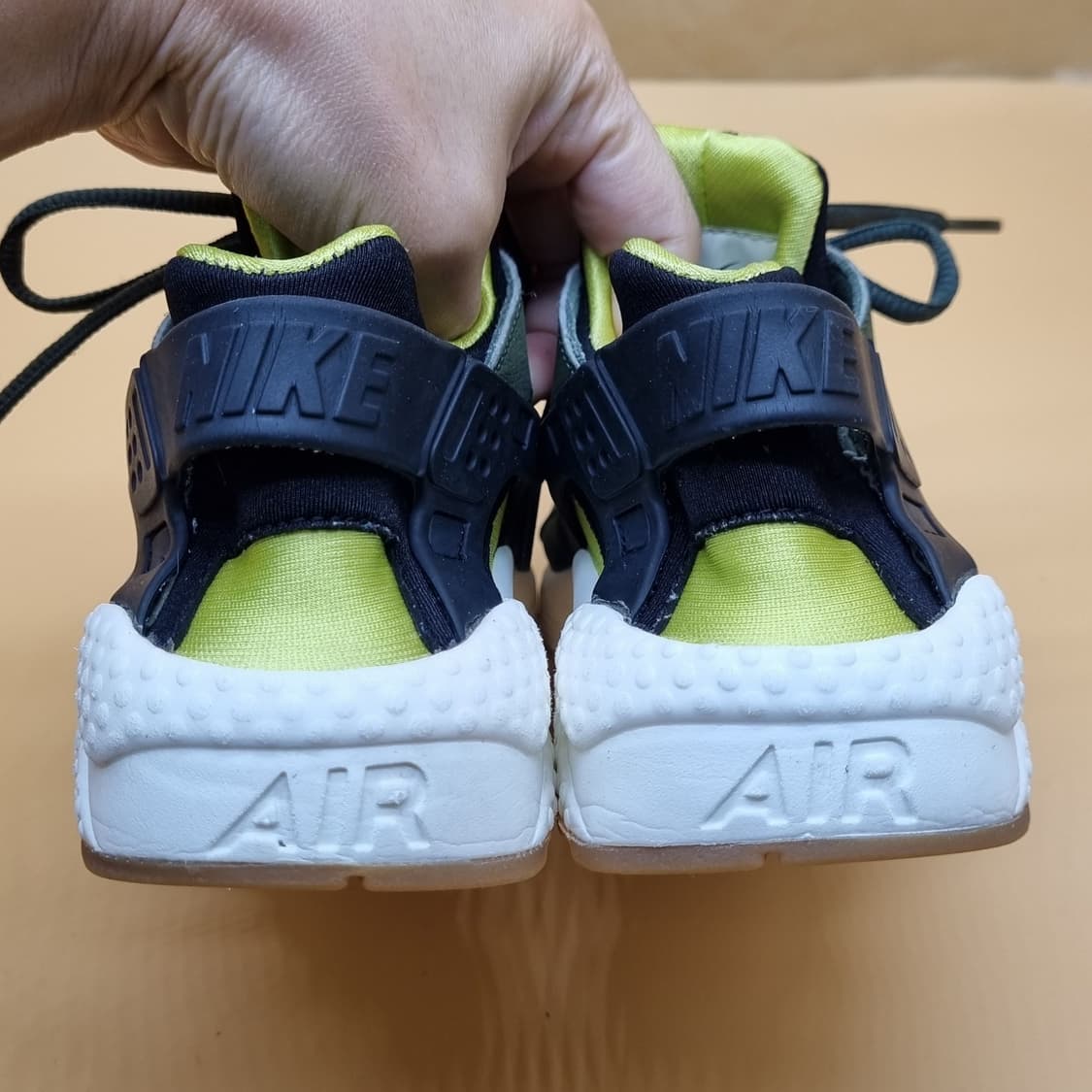 나이키 에어허라취 카키 운동화 실사이즈225. 상품이미지4
