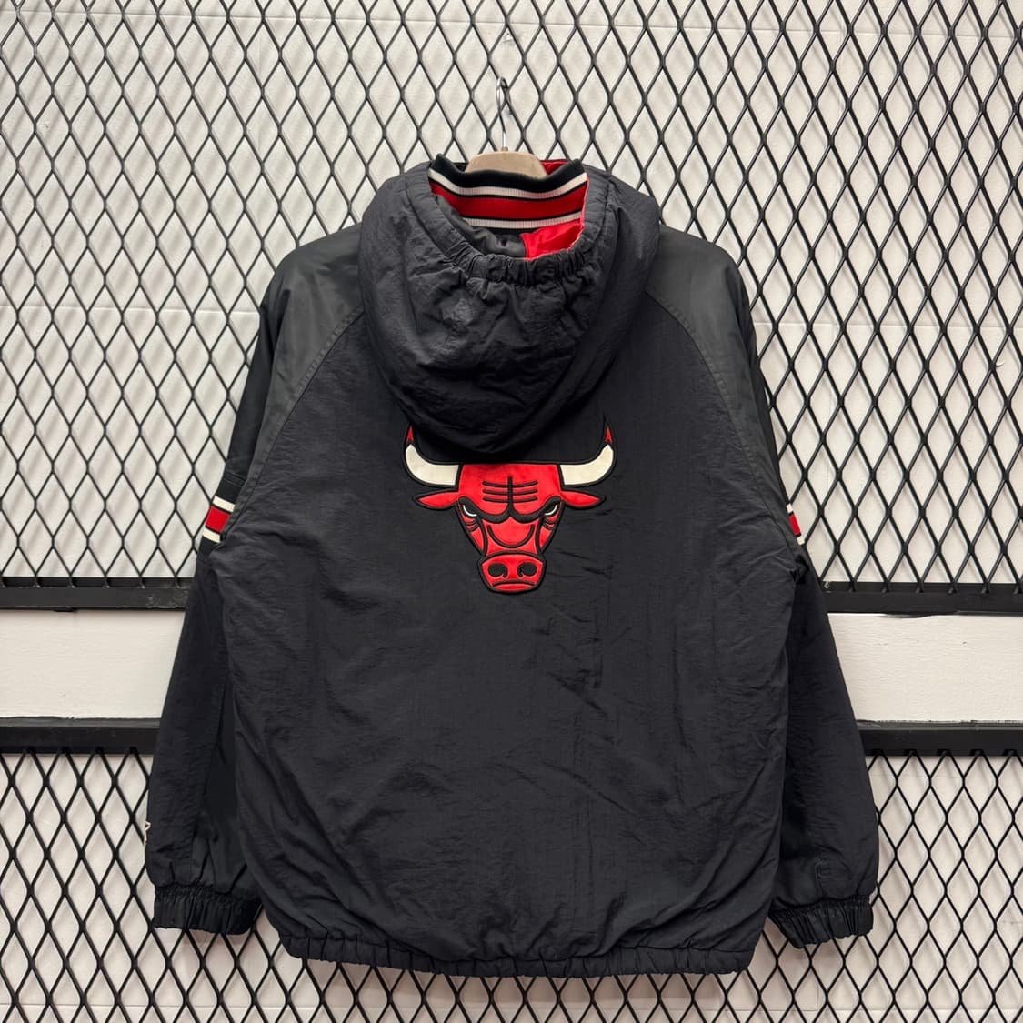 NBA X 스타터 시카고불스 아노락 패딩 점퍼 후면 빅로고 디테일 블랙 상품이미지2