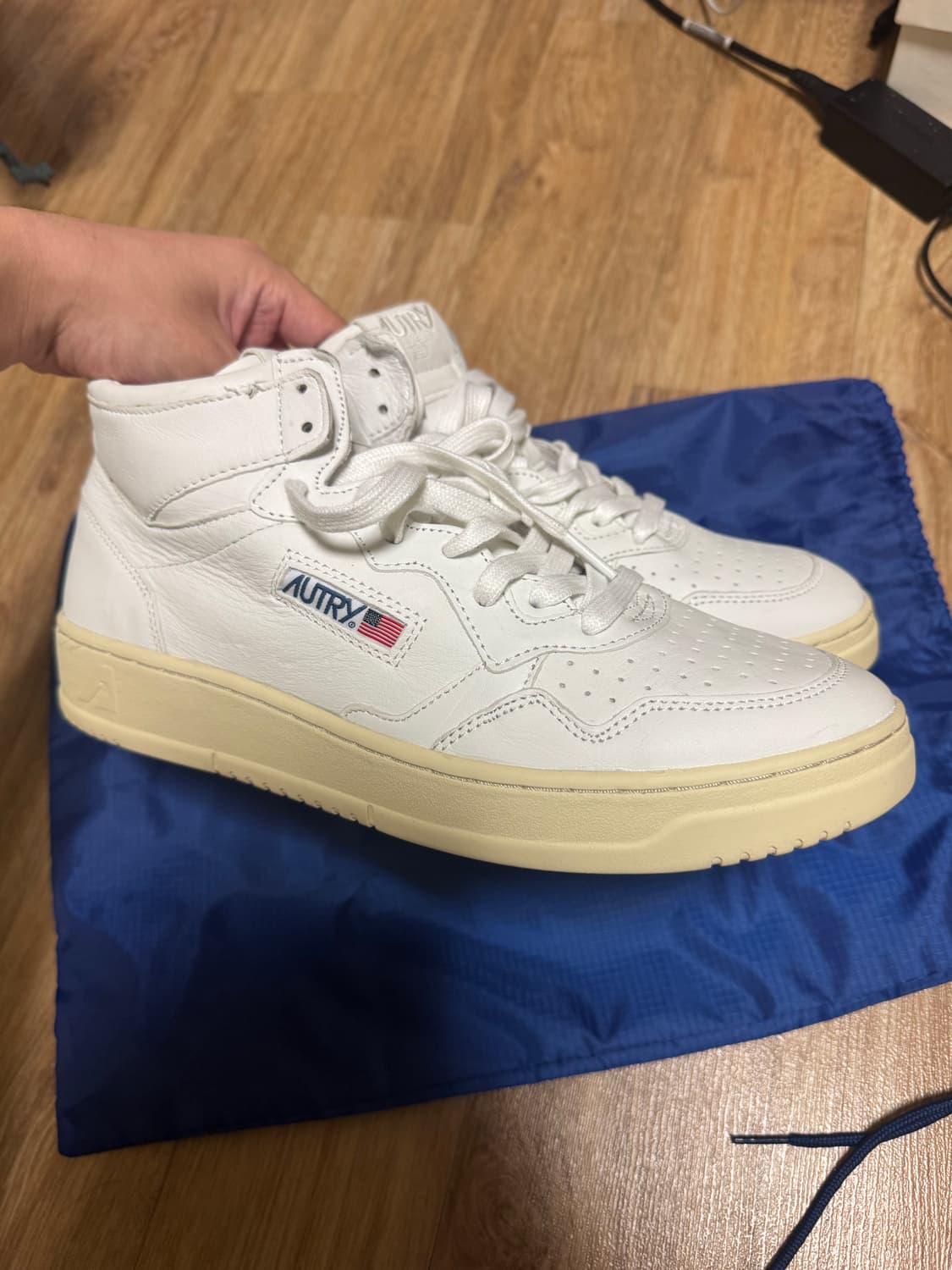 (44) 오트리 메달리스트 미드 고트스킨 스니커즈 화이트 상품이미지1