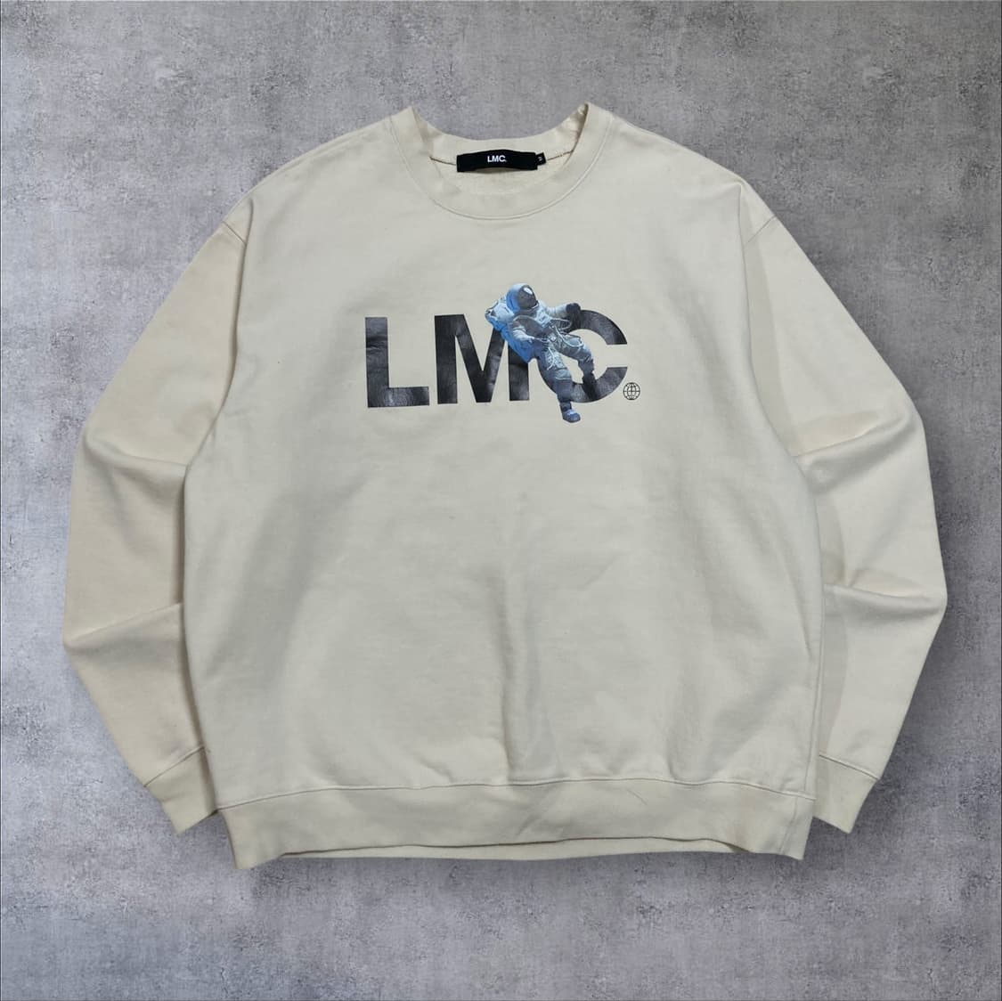 LMC 우주인 그래픽 빅로고 아이보리 맨투맨 상품이미지1