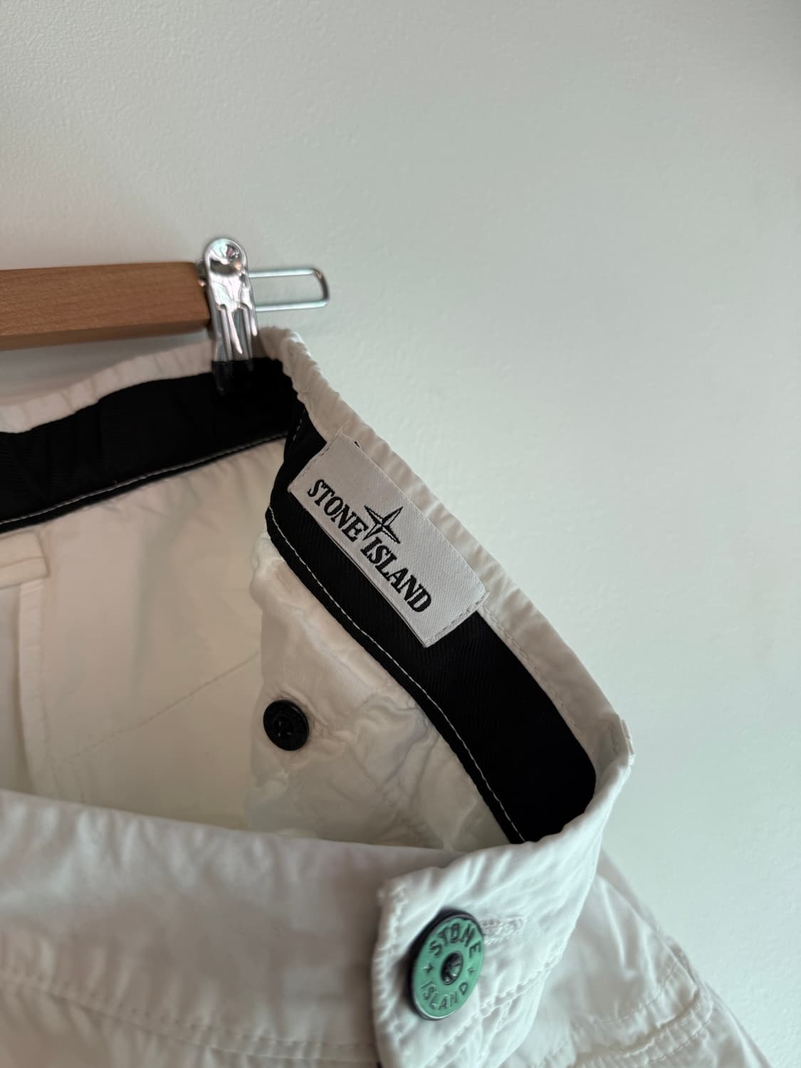 Stone island 스톤아일랜드 와펜 화이트 카고 쇼츠 상품이미지8