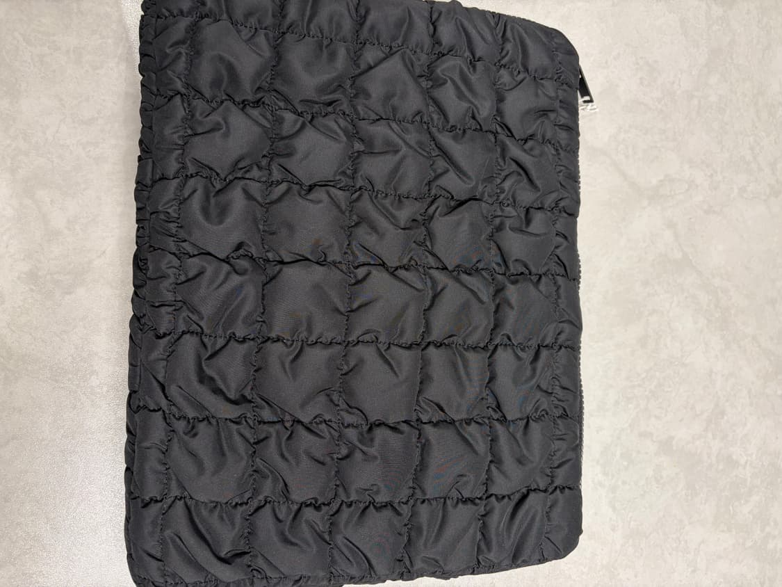 새상품) 코스 퀼팅 노트북 케이스 블랙 컬러 상품이미지2