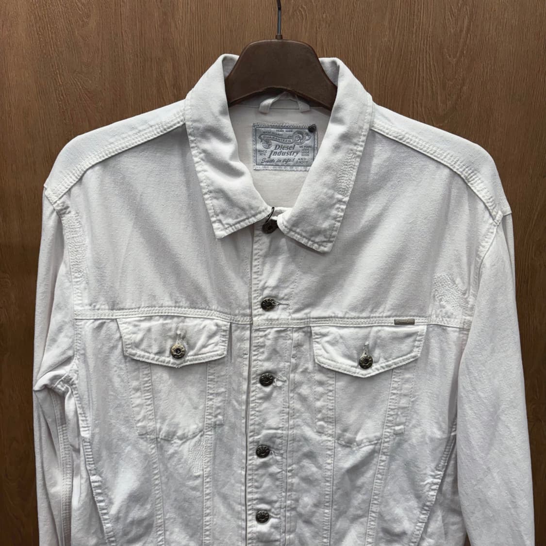 디젤 코튼 자켓 라벨 레더 패치 사이드 버튼 탭 디테일 레귤러핏 화이트 상품이미지4