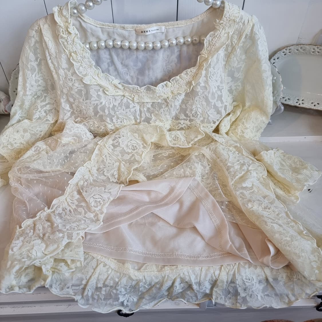 axes femme(엑시즈팜) 크림 아이보리 레이스 캉캉 튜닉 블라우스 상품이미지5