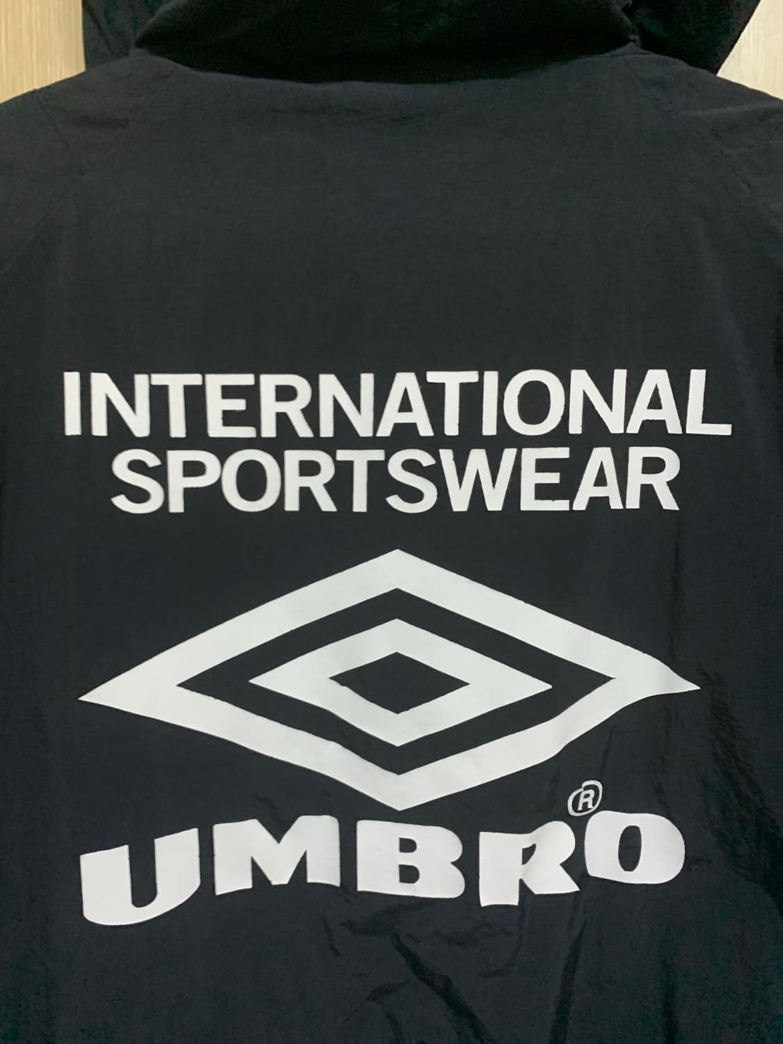 엄브로 블랙 후드 바람막이 105 상품이미지3