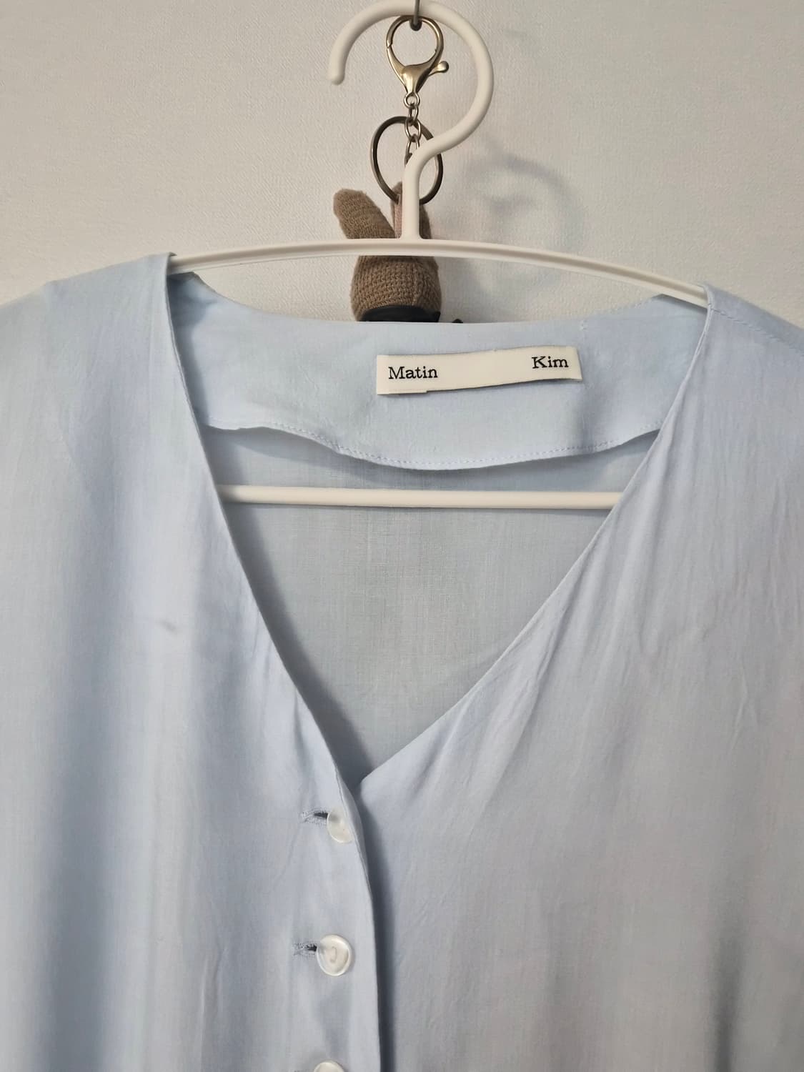 [Matin Kim] 마틴킴 페미닌 셔링 브이넥 블라우스 (스카이블루) 상품이미지2