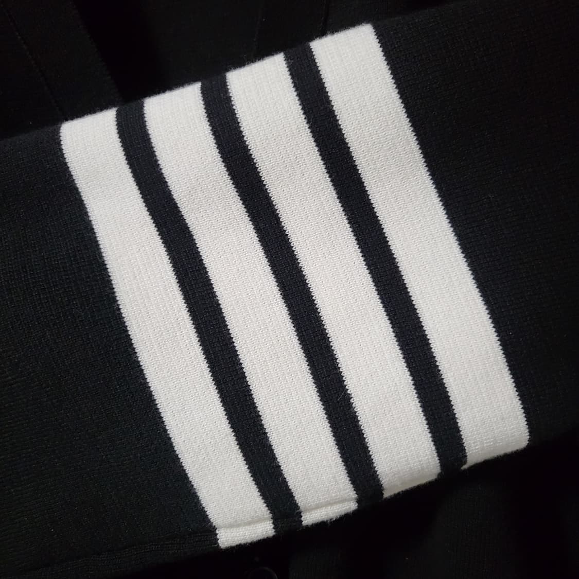 [새상품급/3 size]톰브라운 사선완장 밀라노 스티치 가디건 블랙 상품이미지3