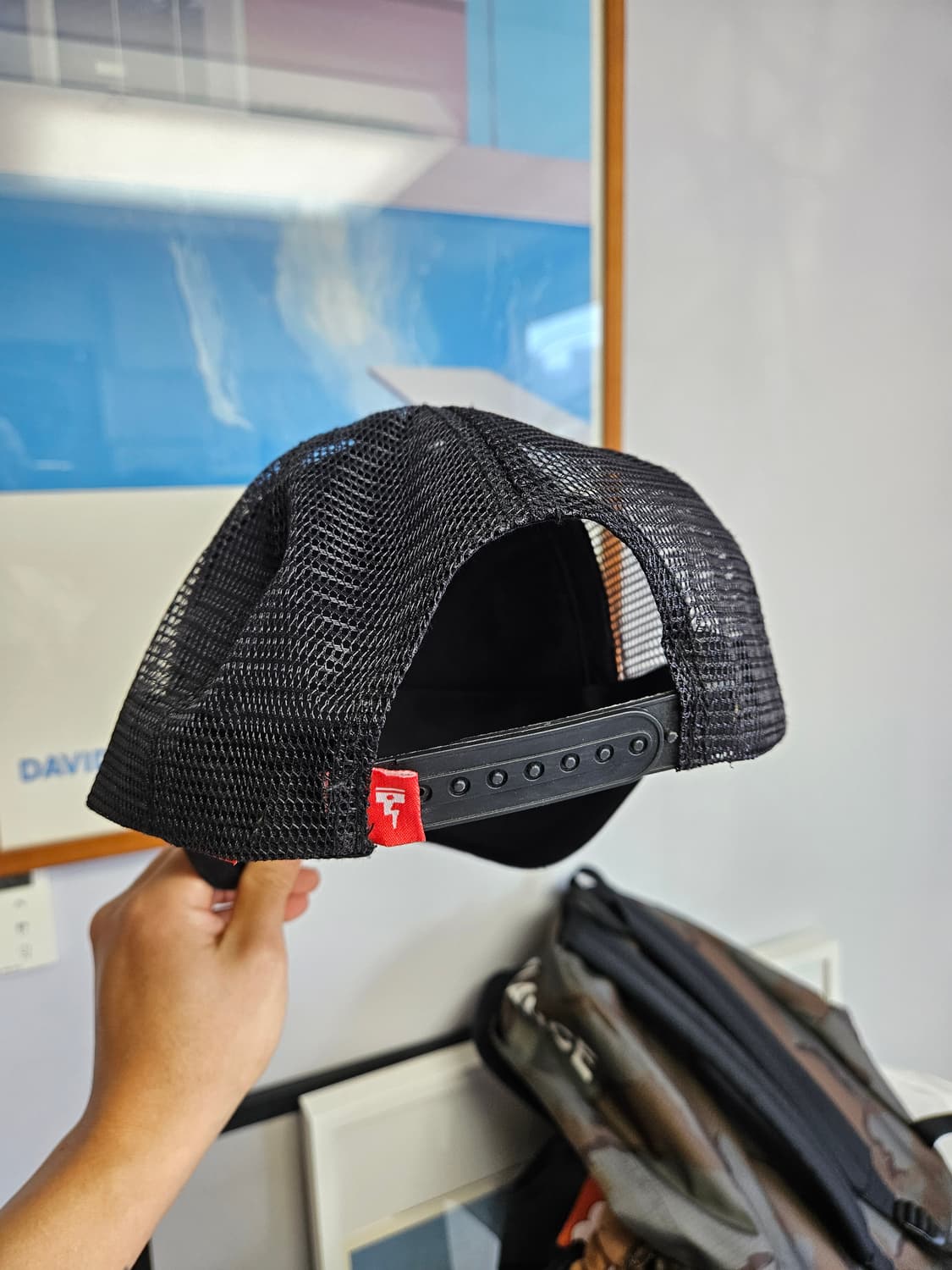 데우스 DEUS  쉴드 로고 메쉬트러커캡 블랙 상품이미지4