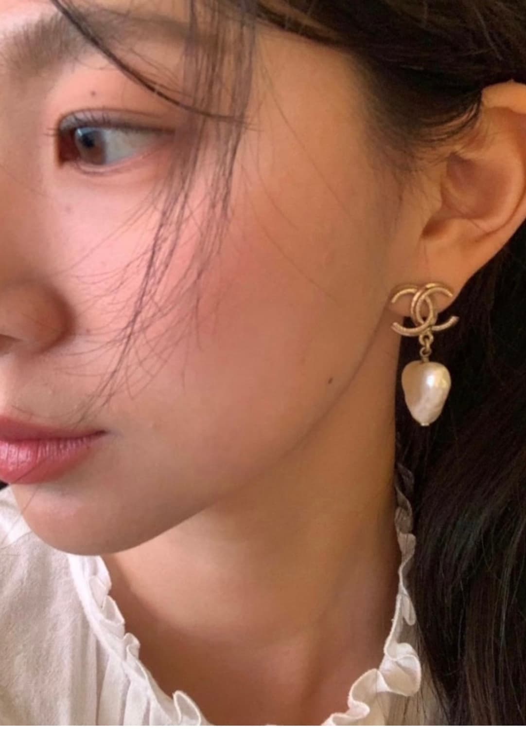 샤넬 로고 레진 진주 하트 귀걸이 상품이미지6