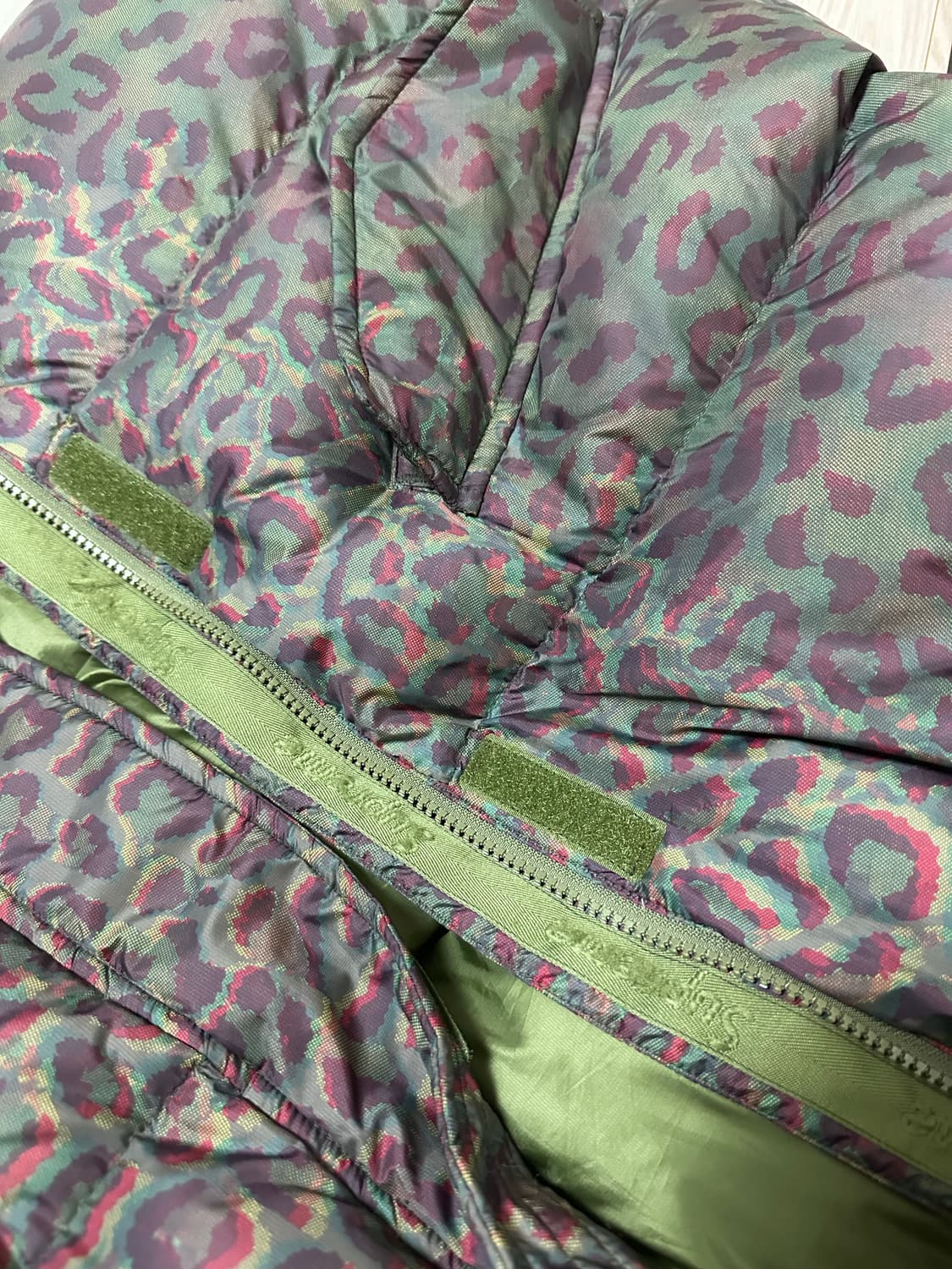 [L] 슈프림 700필 레오파드 패딩 상품이미지4