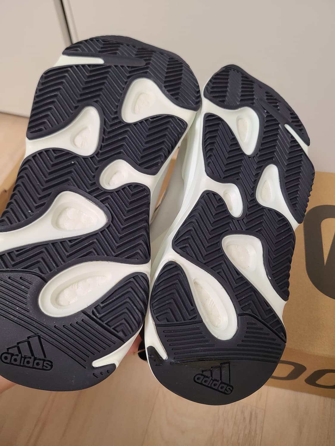 새상품 아디다스 이지부스트700  245 상품이미지6