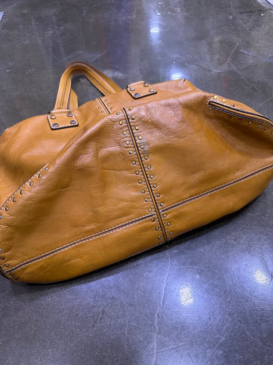 마이클코어스 아스터 스터드 카멜 레더 토트백 👜 상품이미지2