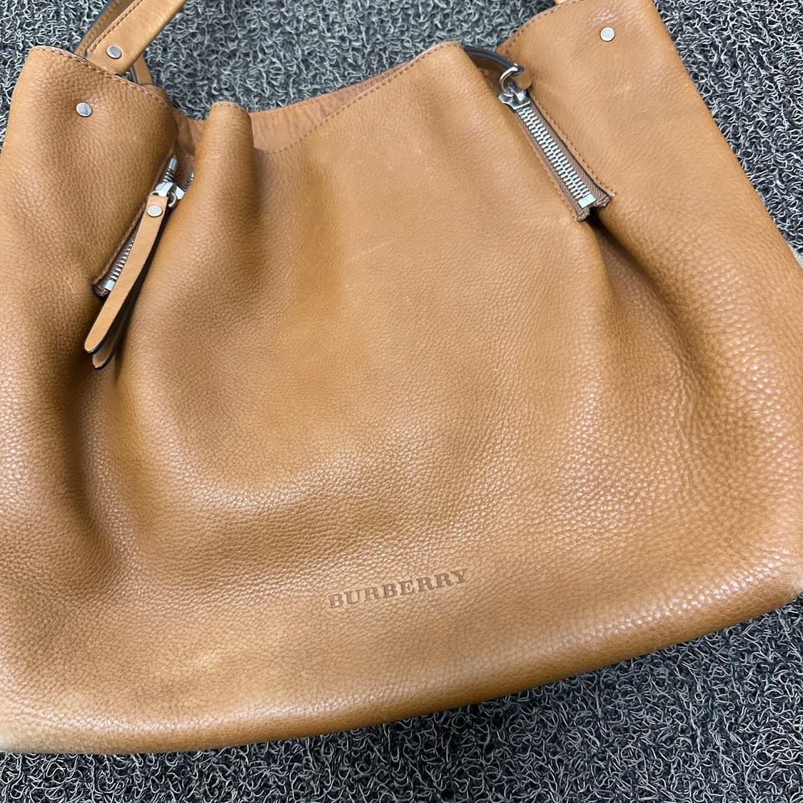 버버리 소가죽 메이드스톤 여성 토트백 3963640 상품이미지3