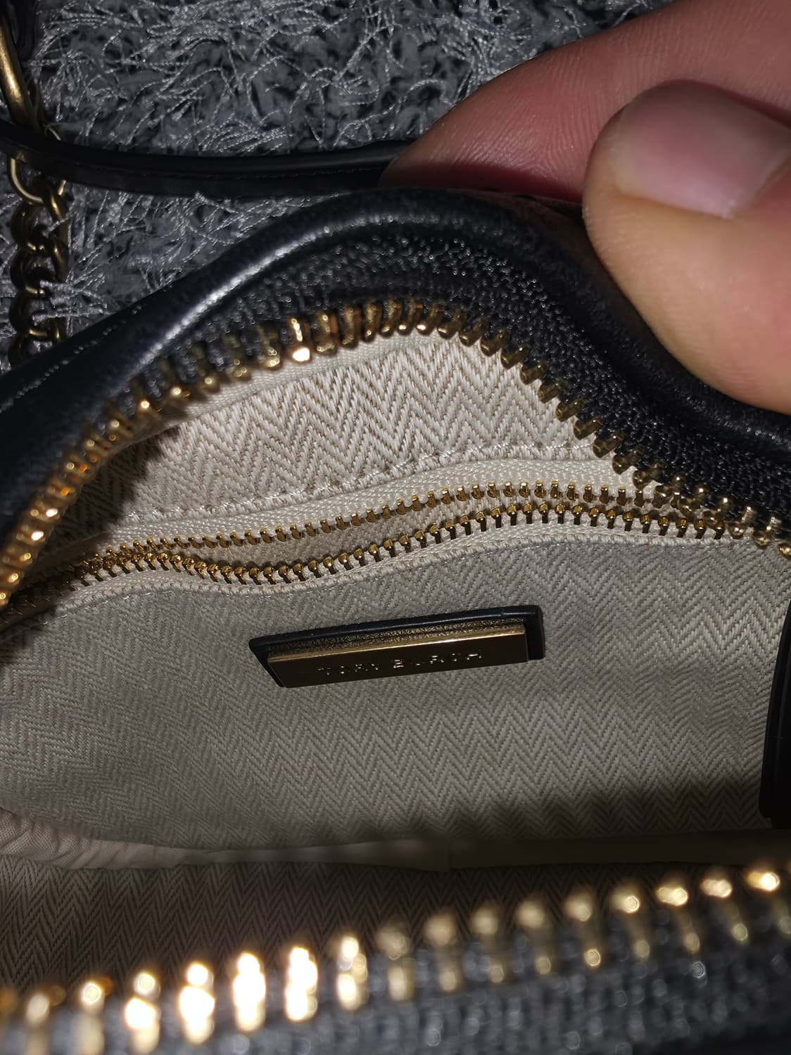 토리버치 키라 쉐브론 카메라백
90450 001 상품이미지4