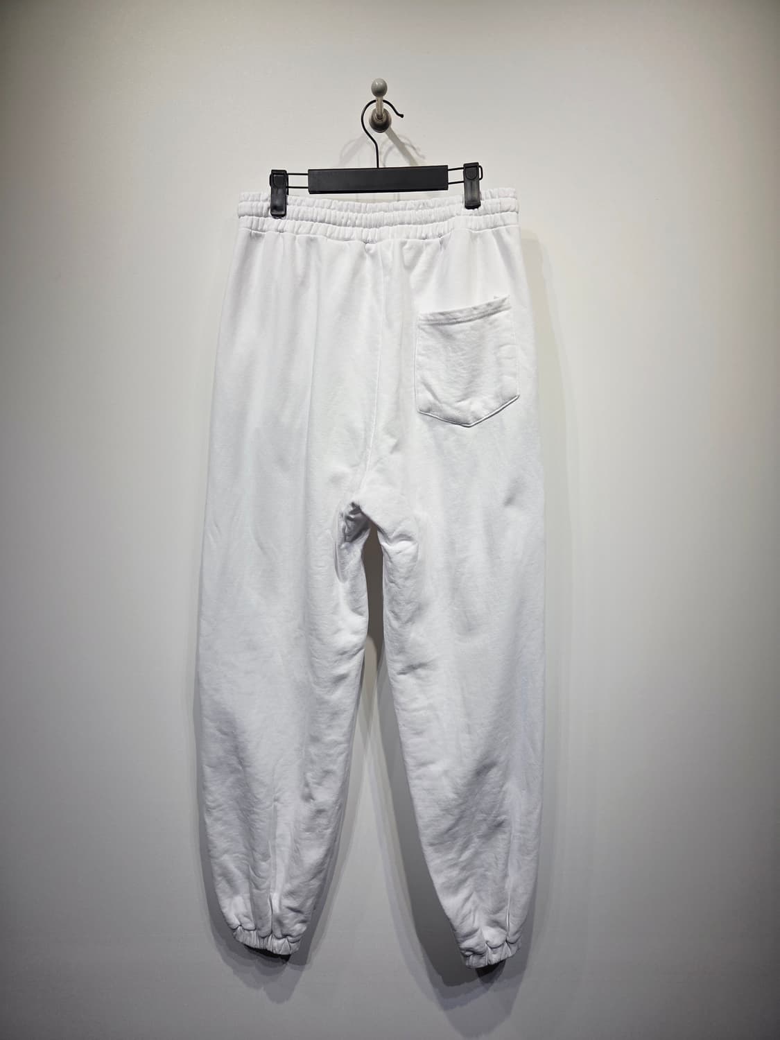 마뗑킴. 남자 화이트/블루 배색 조거 트레이닝 팬츠_F 상품이미지4