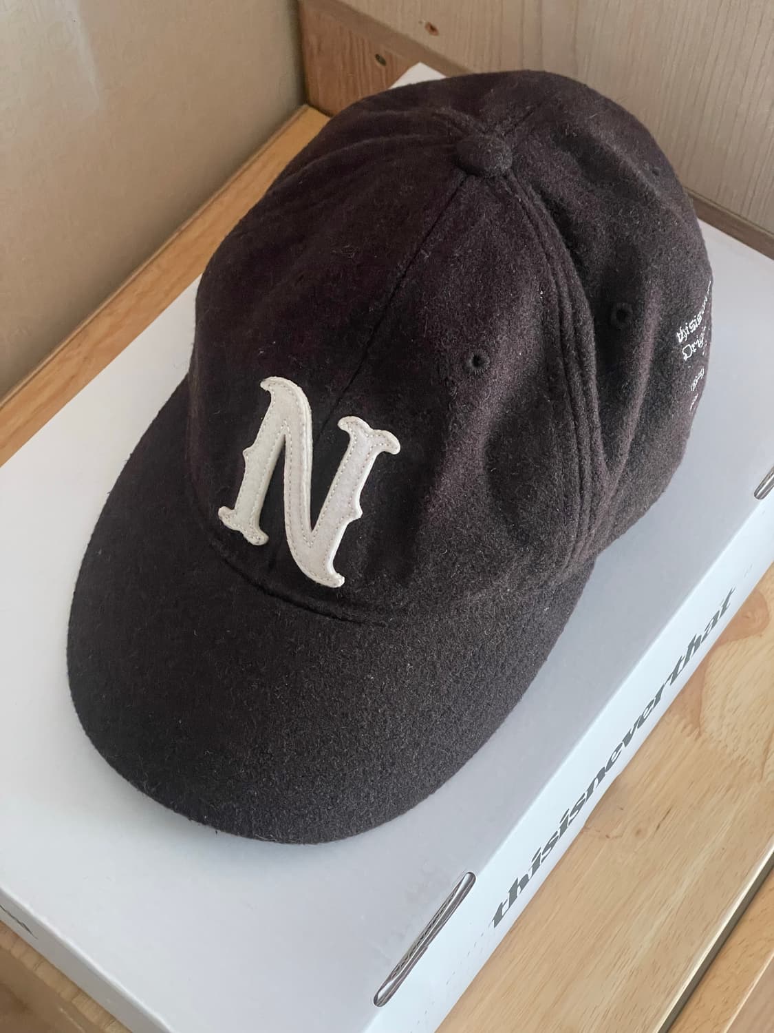 디스이즈네버댓 N 펠트 아플리케 캡 베이지 상품이미지1
