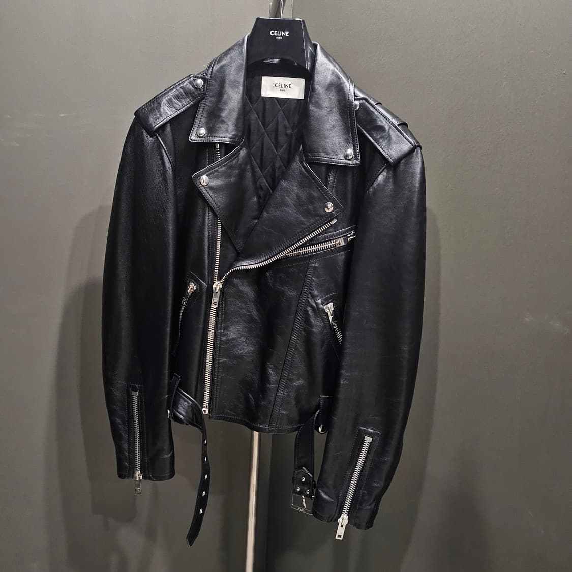 셀린느 옴므 텍스처드 레더 지퍼

클로저 바이커 가죽자켓 상품이미지1