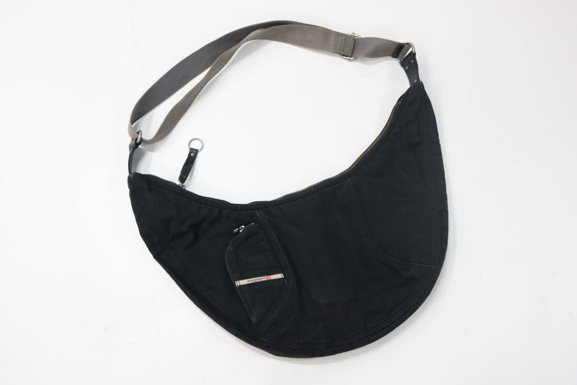 디젤 아카이브 하프문 숄더백 상품이미지3