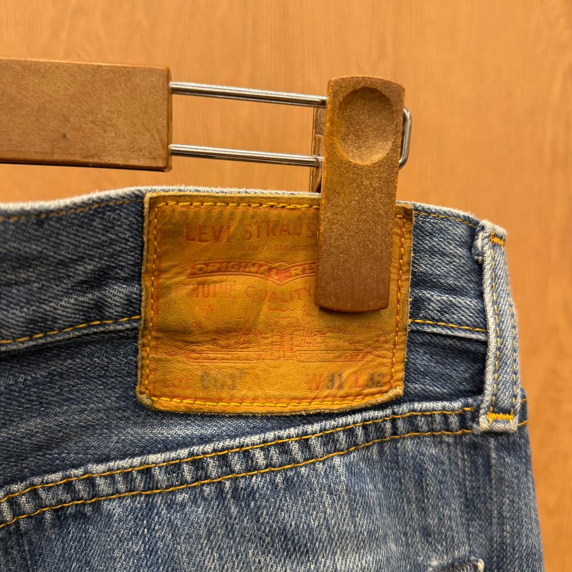 리바이스 501 워싱 데님 팬츠 버튼 클로징 레드 로고 탭 디테일 중청 상품이미지7